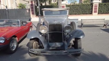 Roma, İtalya - 20 Temmuz 2019: 1929 'da Amerikan Chevrolet tarafından üretilen güzel mavi ışıklı araba modeli Chevrolet AC International' ın bulunduğu eski model otomobil Pov 'u Roma' daki şehir rallisinde sergilendi.