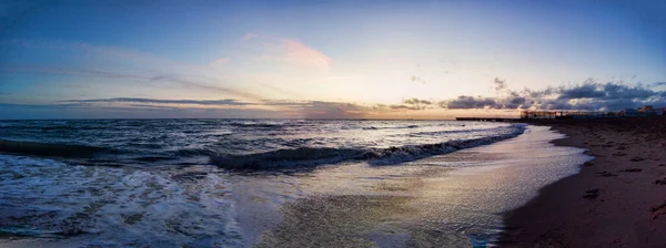 Deniz Dalgaları Mavi Saatte Gün Batımında Sahile Çarpar Pastel Renkli — Stok fotoğraf