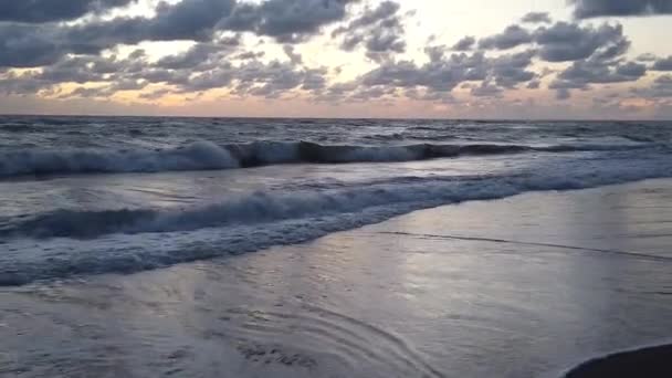 Zoom Zachód Słońca Patelni Niebieskim Zmierzchu Plaży Falami Uderzającymi Piasek — Wideo stockowe