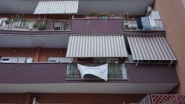意大利罗马 2020年5月3日 放大到一个自豪而有希望的概念图片 在阳台上展示 并在城市封锁期间用意大利语写上 Andr Tutto Bene — 图库视频影像
