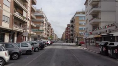 Roma, İtalya - 01 Mayıs 2020: Pov view with few people with cerrahi maske ve mağazalar ve alışveriş merkezleri kapalı, pandemik zaman ve covid-19 virüs hastalığı için karantina.
