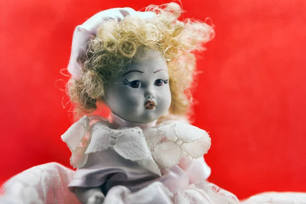 Indah Potret Boneka Porselen Vintage Dengan Gaun Putih Berambut Pirang — Stok Foto