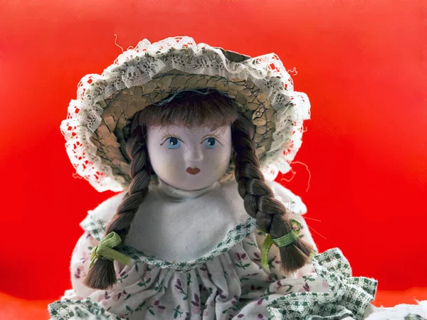 Potret Boneka Porselen Brunette Dia Memakai Gaun Vintagedress Dan Rambut — Stok Foto