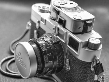 Roma, İtalya - 19 Mayıs 2020: Leica M2, Almanya 'nın Wetzlar kentinden Ernst Leitz GmbH tarafından 1957 yılında tanıtılan 35 mm menzilli bir kameradır..