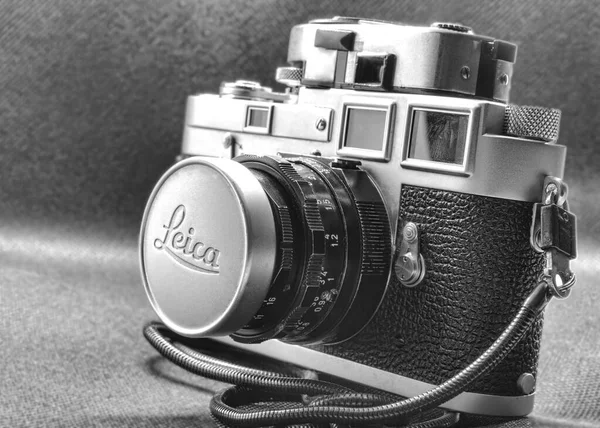Roma, İtalya - 19 Mayıs 2020: Leica M2, Almanya 'nın Wetzlar kentinden Ernst Leitz GmbH tarafından 1957 yılında tanıtılan 35 mm menzilli bir kameradır..