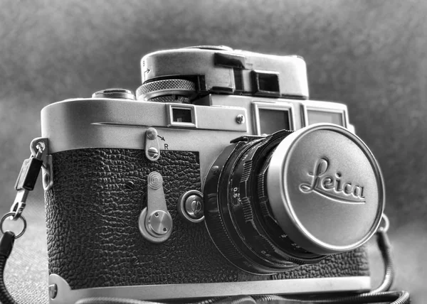 Roma, İtalya - 19 Mayıs 2020: Leica M2, Almanya 'nın Wetzlar kentinden Ernst Leitz GmbH tarafından 1957 yılında tanıtılan 35 mm menzilli bir kameradır..