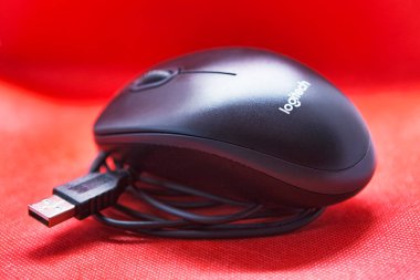 Roma, İtalya - 18 Mayıs 2020: Logitech 'ten gelen dalgalı siyah fare çizgileri bir İsviçreli bilgisayar ve çevre şirketleri ve web kameraları, hoparlörler ve daha fazlası gibi elektronik aksesuarlar.