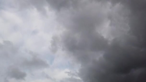 Tijdsverloop Van Stormachtige Bewolkte Lucht Met Grijze Dichte Nimbostratus Achtergrondverlichting — Stockvideo