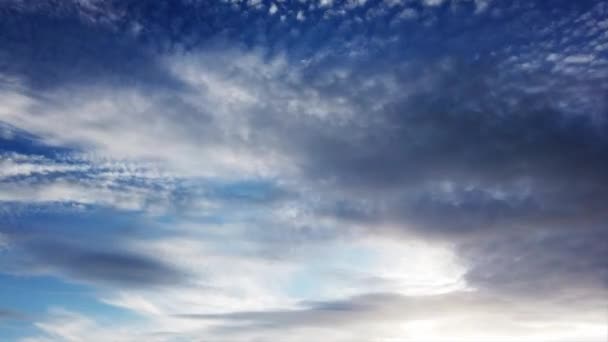 青い夏の空と白いふわふわのアルトコームと素晴らしい時間の経過雲と光と影の層状の交差点とサークル雲とニンボストラタス — ストック動画