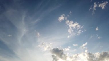 Ön manzara hızlandırılmış bulutlar arka planda ve katmanlı beyaz kabarık yuvarlak bulutlar oluşumu ve rahatlatıcı ışık efektleriyle harika mavi gökyüzü