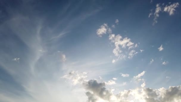 Přední Pohled Čas Lapse Mraky Podsvícené Vrstvené Bílé Nadýchané Cirrocumulus — Stock video