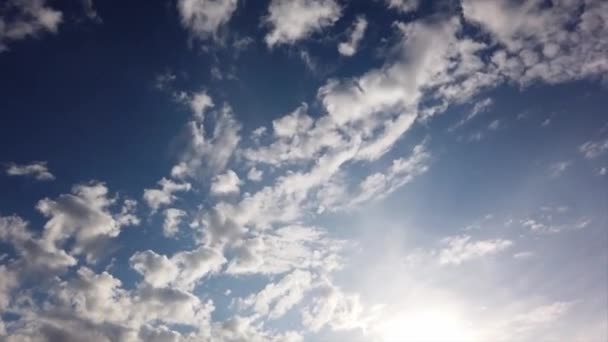 フロントビューの時間の経過雲の層状の白い丸みを帯びた雲の形成とリラックスした光の効果と素晴らしい青空 — ストック動画