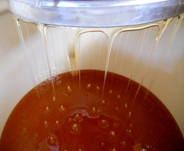 Fotoğraf gösterileri: arı kovanı, tatlım nektar, kovan kanatlı oğul arı, petek, balmumu, özel arı kovanı, arıcı, balmumu. Arı kovanı bal beeswaxes, peteğin, arıcılar için. Apiculture kovan petek oluşur.