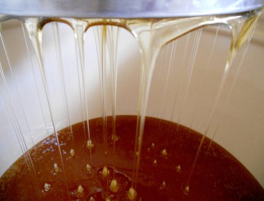 Fotoğraf gösterileri: arı kovanı, tatlım nektar, kovan kanatlı oğul arı, petek, balmumu, özel arı kovanı, arıcı, balmumu. Arı kovanı bal beeswaxes, peteğin, arıcılar için. Apiculture kovan petek oluşur.