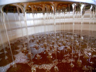 Fotoğraf gösterileri: arı kovanı, tatlım nektar, kovan kanatlı oğul arı, petek, balmumu, özel arı kovanı, arıcı, balmumu. Arı kovanı bal beeswaxes, peteğin, arıcılar için. Apiculture kovan petek oluşur.