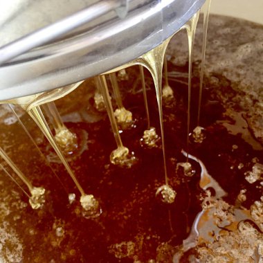 Fotoğraf gösterileri: arı kovanı, tatlım nektar, kovan kanatlı oğul arı, petek, balmumu, özel arı kovanı, arıcı, balmumu. Arı kovanı bal beeswaxes, peteğin, arıcılar için. Apiculture kovan petek oluşur.