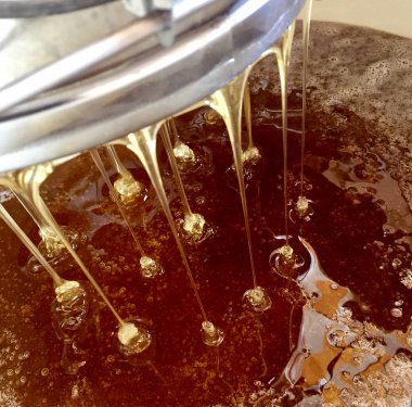 Fotoğraf gösterileri: arı kovanı, tatlım nektar, kovan kanatlı oğul arı, petek, balmumu, özel arı kovanı, arıcı, balmumu. Arı kovanı bal beeswaxes, peteğin, arıcılar için. Apiculture kovan petek oluşur.