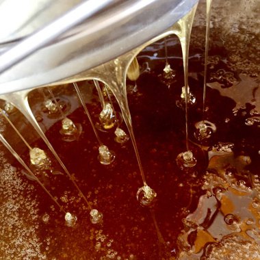 Fotoğraf gösterileri: arı kovanı, tatlım nektar, kovan kanatlı oğul arı, petek, balmumu, özel arı kovanı, arıcı, balmumu. Arı kovanı bal beeswaxes, peteğin, arıcılar için. Apiculture kovan petek oluşur.