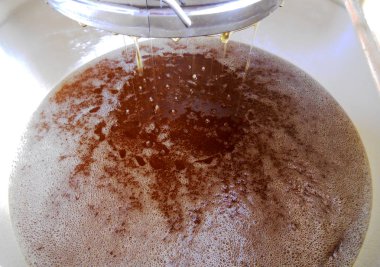 Fotoğraf gösterileri: arı kovanı, tatlım nektar, kovan kanatlı oğul arı, petek, balmumu, özel arı kovanı, arıcı, balmumu. Arı kovanı bal beeswaxes, peteğin, arıcılar için. Apiculture kovan petek oluşur.