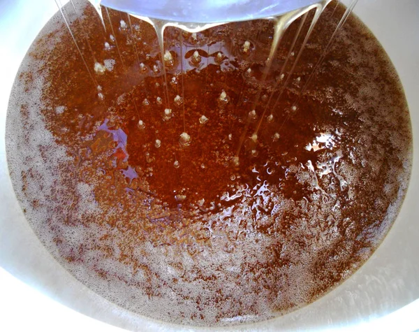 Fotoğraf gösterileri: arı kovanı, tatlım nektar, kovan kanatlı oğul arı, petek, balmumu, özel arı kovanı, arıcı, balmumu. Arı kovanı bal beeswaxes, peteğin, arıcılar için. Apiculture kovan petek oluşur.