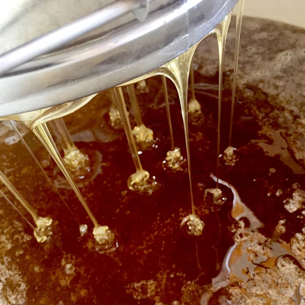 Fotoğraf gösterileri: arı kovanı, tatlım nektar, kovan kanatlı oğul arı, petek, balmumu, özel arı kovanı, arıcı, balmumu. Arı kovanı bal beeswaxes, peteğin, arıcılar için. Apiculture kovan petek oluşur.