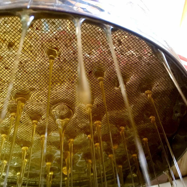 Fotoğraf gösterileri: arı kovanı, tatlım nektar, kovan kanatlı oğul arı, petek, balmumu, özel arı kovanı, arıcı, balmumu. Arı kovanı bal beeswaxes, peteğin, arıcılar için. Apiculture kovan petek oluşur.