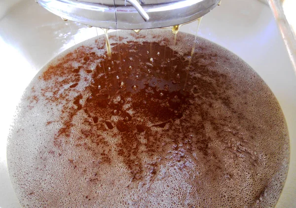 Fotoğraf gösterileri: arı kovanı, tatlım nektar, kovan kanatlı oğul arı, petek, balmumu, özel arı kovanı, arıcı, balmumu. Arı kovanı bal beeswaxes, peteğin, arıcılar için. Apiculture kovan petek oluşur.