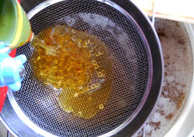 Fotoğraf gösterileri: arı kovanı, tatlım nektar, kovan kanatlı oğul arı, petek, balmumu, özel arı kovanı, arıcı, balmumu. Arı kovanı bal beeswaxes, peteğin, arıcılar için. Apiculture kovan petek oluşur.