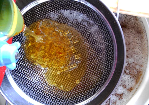 Fotoğraf gösterileri: arı kovanı, tatlım nektar, kovan kanatlı oğul arı, petek, balmumu, özel arı kovanı, arıcı, balmumu. Arı kovanı bal beeswaxes, peteğin, arıcılar için. Apiculture kovan petek oluşur.