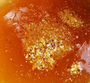 Soyut altıgen yapısı altın bal dolu arı kovanından bal peteği. Bal peteği yaz kompozisyonu arı köyünden yapışkan bal içerir. Arıların kırsal bal petekleri taşraya.