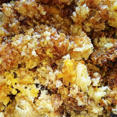 Soyut altıgen yapısı altın bal dolu arı kovanından bal peteği. Bal peteği yaz kompozisyonu arı köyünden yapışkan bal içerir. Arıların kırsal bal petekleri taşraya.