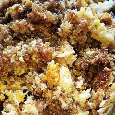 Soyut altıgen yapısı altın bal dolu arı kovanından bal peteği. Bal peteği yaz kompozisyonu arı köyünden yapışkan bal içerir. Arıların kırsal bal petekleri taşraya.