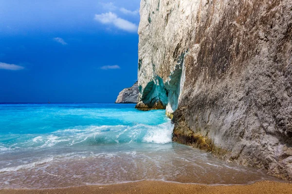 Deniz Kıyısı Mavi Gökyüzü Dev Kaya Ile Doğal Görünümünü — Stok fotoğraf