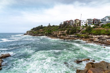 Dalgalar ve kayalarla Pasifik Okyanusu kıyısı manzarası