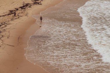 Kumlu sahil ve kumdaki deniz dalgaları