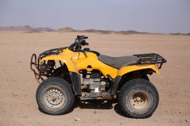 Çölde ATV Quad Bisiklet 