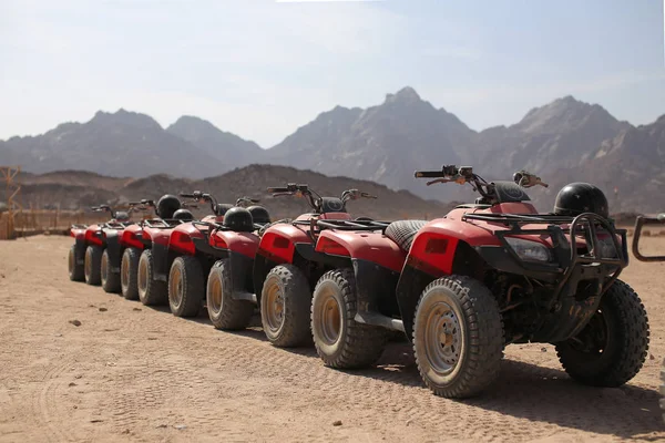 ATV Quad Bikes előtt sivatagi hegyek táj Stock Kép