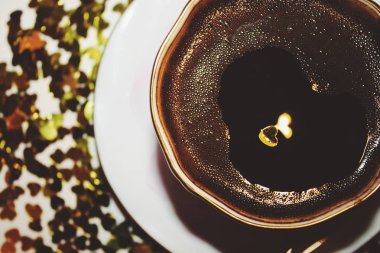 Türk kahve altın glitter kalp ile yakın çekim