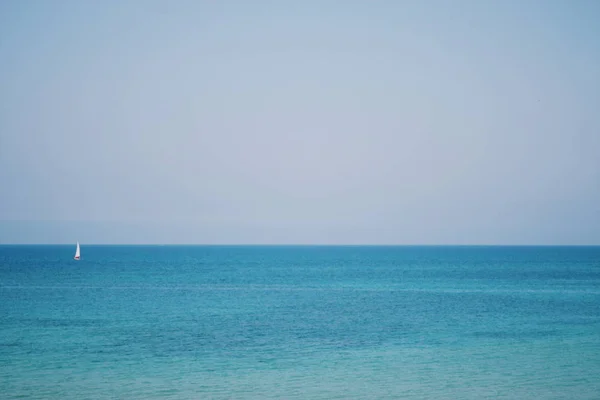 Türkisfarbenes Meerwasser Und Segelboot — Stockfoto