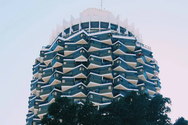 Arsitektur Modern Fasad Bulat Dengan Balkon Dan Daun Pohon Hijau — Stok Foto