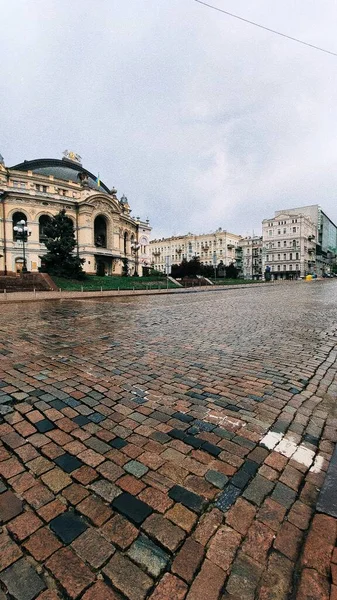 コロナウイルス オペラハウス フィルム効果の間に空のキエフ市 — ストック写真