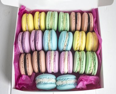 parlak ve renkli Fransız tatlılar makarna