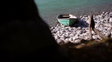 eski ahşap yeşil tekne bir dağ nehir kıyısında olduğunu