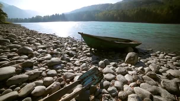 Old wooden green boat is on the shore of a mountain river, wide angle — Stock Video