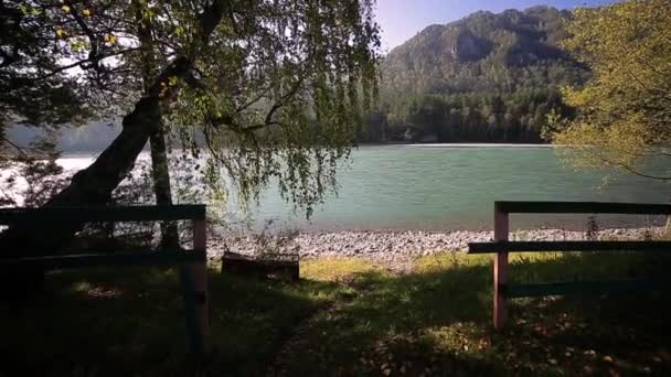 Rivière de montagne turquoise, clôture, montagnes — Video