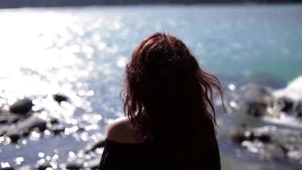 Ung kvinna stå på stranden av floden turkos berg — Stockvideo