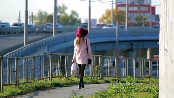 Fille dans un chapeau rouge est sur la ville — Video