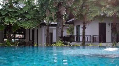 Yüzme için genç gözlüklü dalışlar ve havuzda yüzüyor