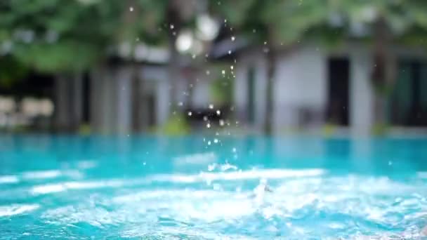 Manos en el agua de la piscina, aerosol, gotas — Vídeo de stock