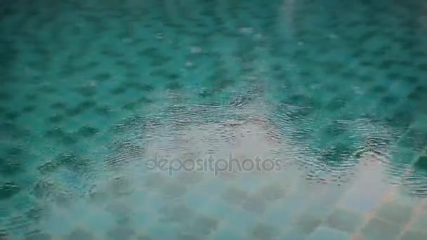 Gotas de lluvia cayendo en una piscina, agua — Vídeo de stock